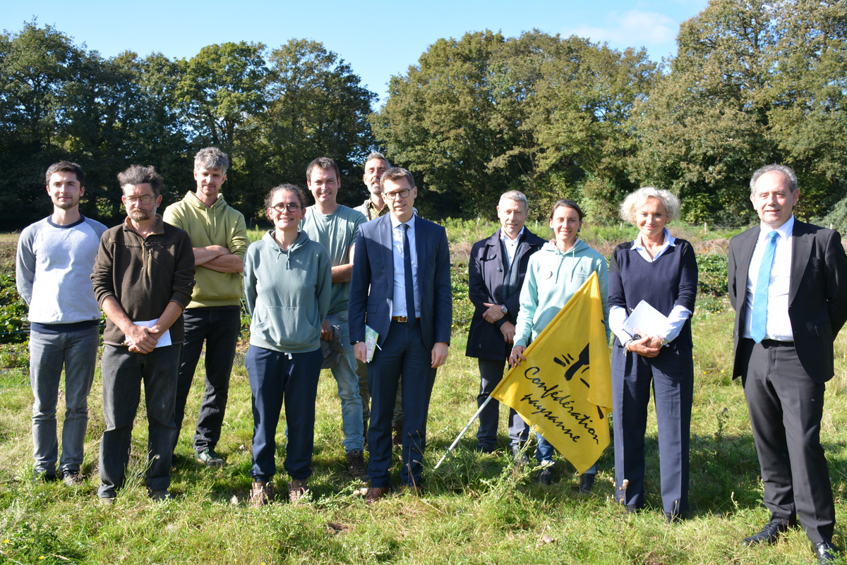 Groupe de personnes dans un champ - Illustration Sage Vilaine et FCO au menu du préfet