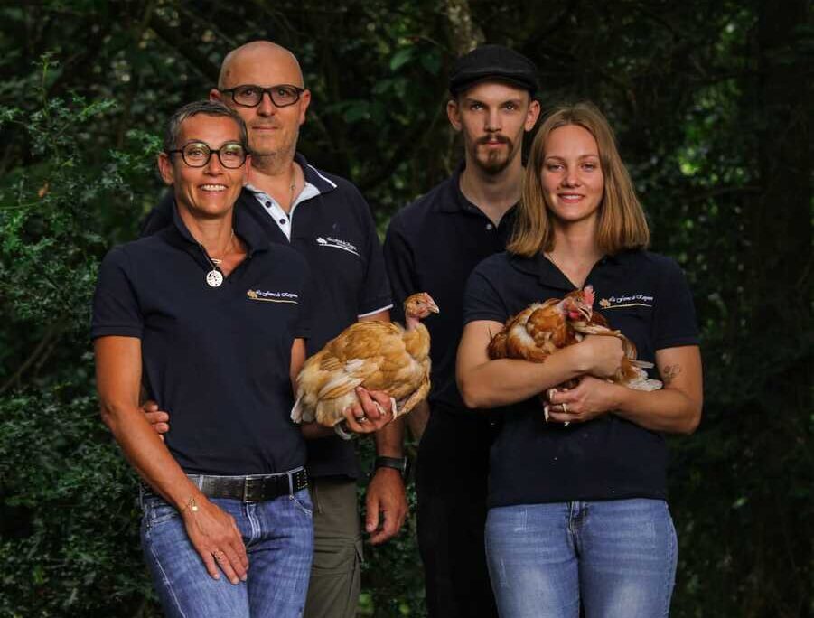 Deux hommes et deux femmes avec des poules dans les bras - Illustration Présents aux halles de Lorient, tous les jours
