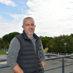 un homme sur un balcon