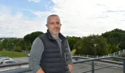 un homme sur un balcon