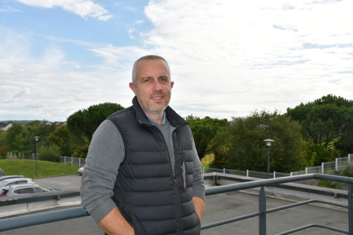 un homme sur un balcon