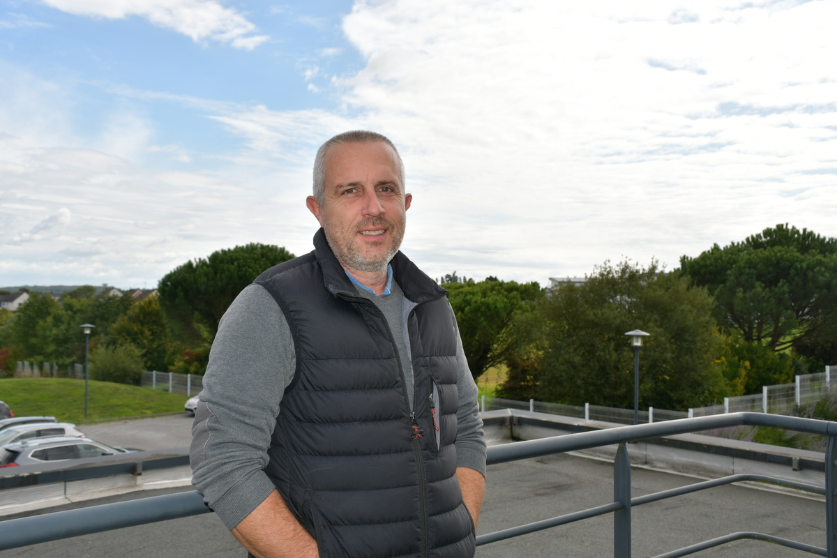 un homme sur un balcon - Illustration La prévention vaccinale, un outil efficace
