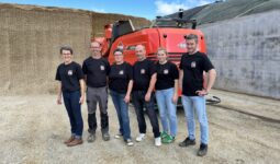 un groupe de personne devant un robot d'alimentation