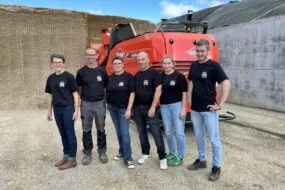 un groupe de personne devant un robot d'alimentation