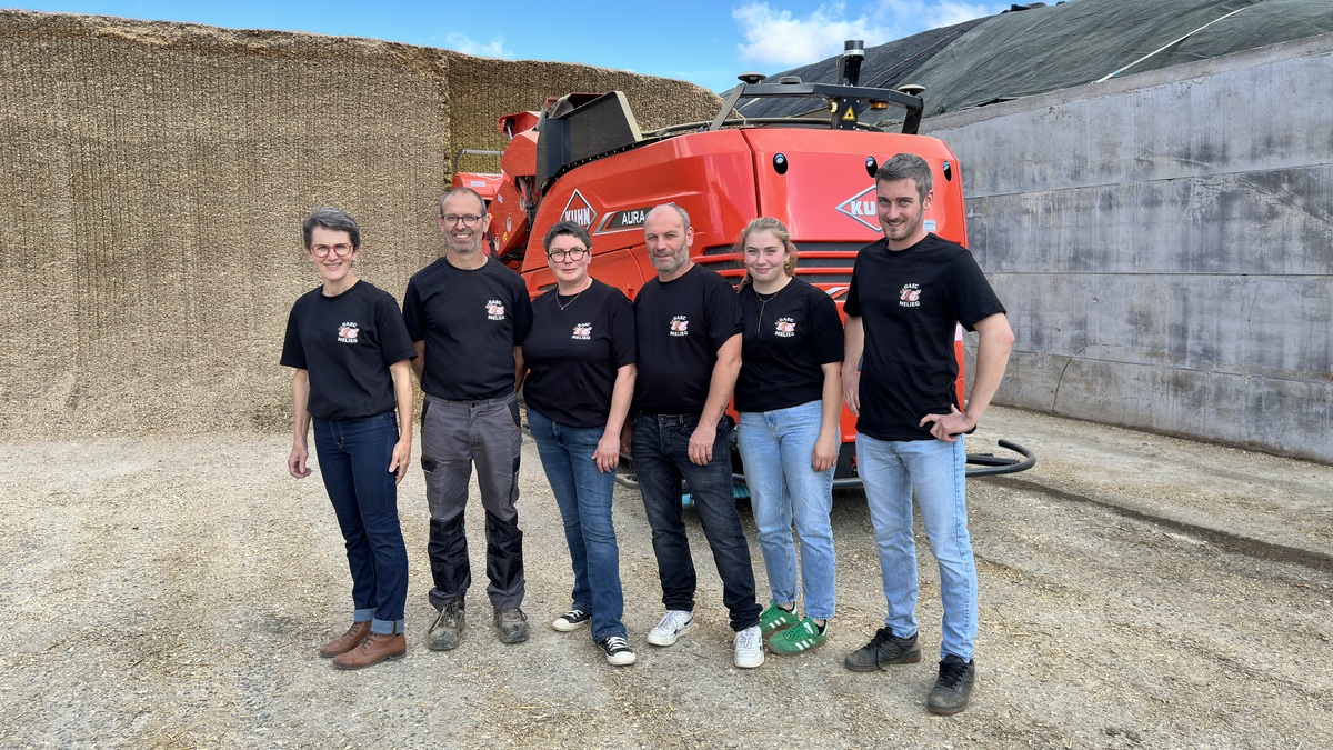 un groupe de personne devant un robot d'alimentation - Illustration Aura s’implante en Ille-et-Vilaine