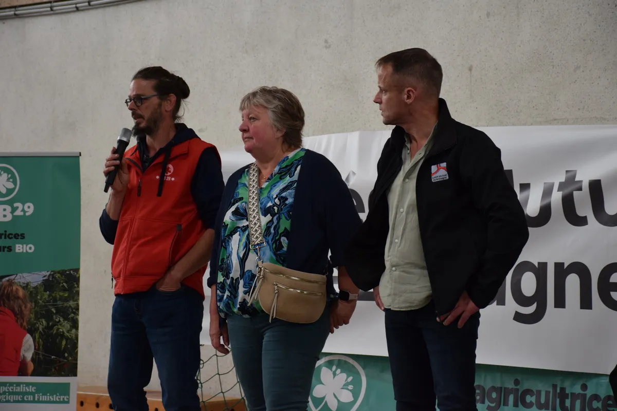 Yannick Jestin, éleveur laitier à Lanmeur et président du groupement des agriculteurs biologiques du Finistère, aux côtés de Karine Le Gendre, directrice de la MFR d'Elliant, et de François L'Haridon, président de la Caisse de Bretagne de Crédit Mutuel Agricole, lors de la journée « La terre est notre futur métier ».