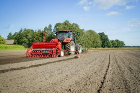 Un tracteur au champ qui prépare la terre pour les semis de céréales