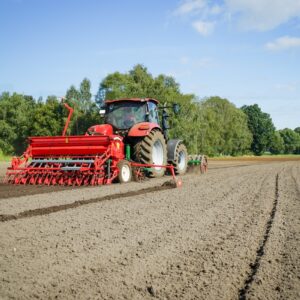 Un tracteur au champ qui prépare la terre pour les semis de céréales