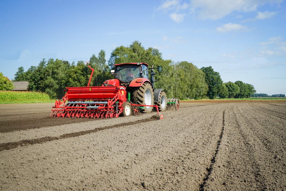 Un tracteur au champ qui prépare la terre pour les semis de céréales - Illustration Ne pas se précipiter  pour ne pas récolter la déception