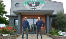 Deux hommes devant un magasin de vente à la ferme