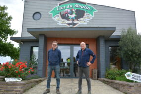 Deux hommes devant un magasin de vente à la ferme