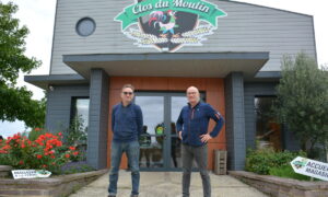 Deux hommes devant un magasin de vente à la ferme