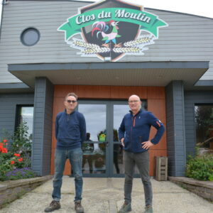 Deux hommes devant un magasin de vente à la ferme