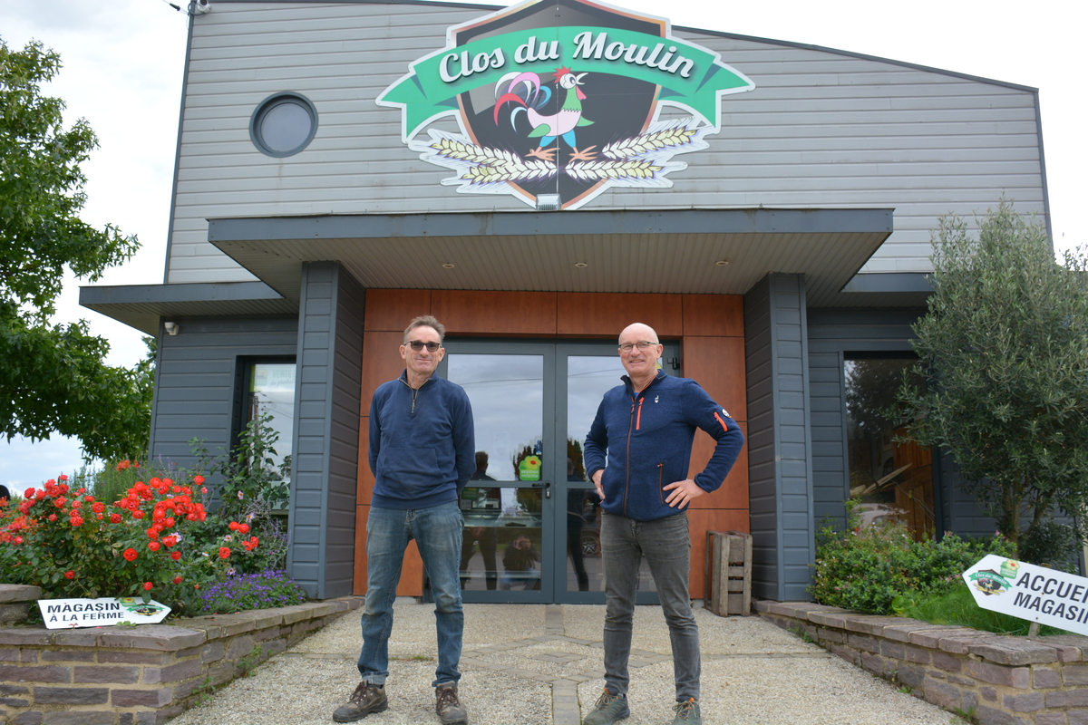 Deux hommes devant un magasin de vente à la ferme - Illustration Des poulaillers standards divisés en salles de 400 m2