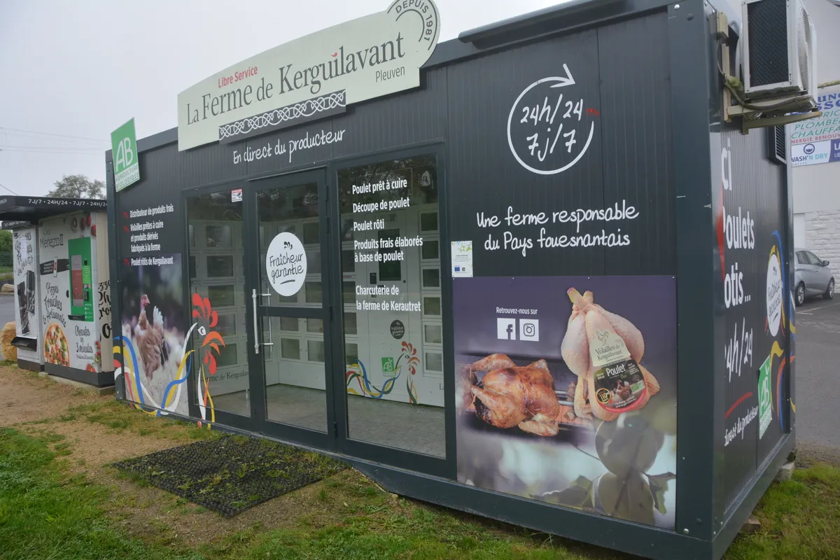 Un distributeur de vente de volailles en libre service 24 h sur 24
