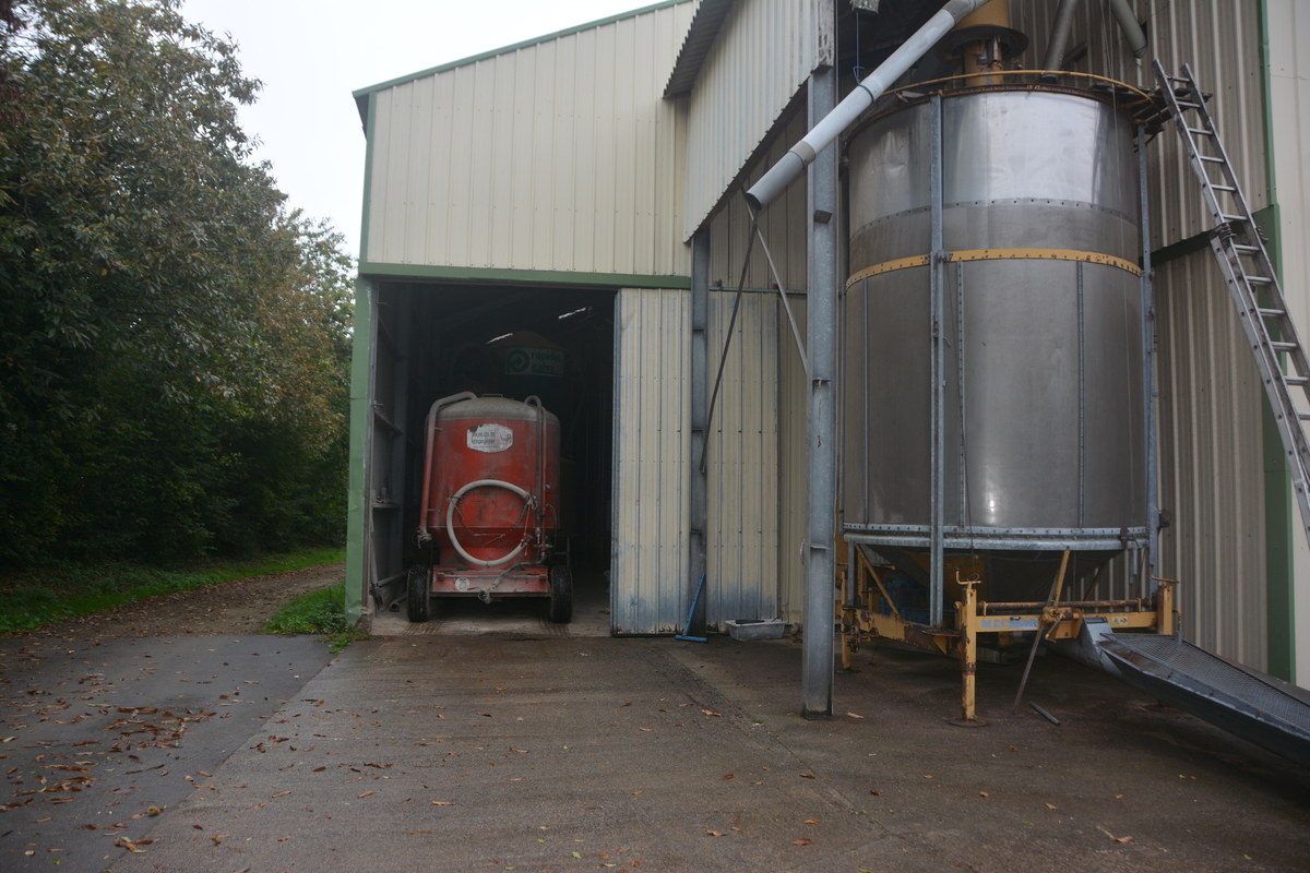 La ferme dispose d'un site de séchage, triage et stockage. La distributrice est chargée en céréales broyées.