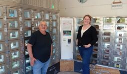 Deux femmes devant des casiers de libre-service alimentaire.en circuit vourt