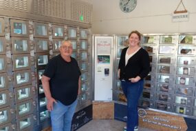 Deux femmes devant des casiers de libre-service alimentaire.en circuit vourt