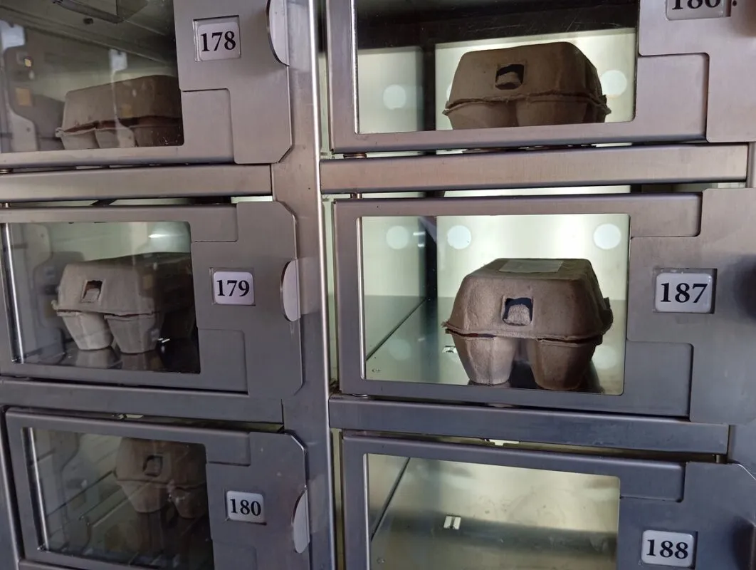 Les casiers permettent de proposer des oeufs de producteurs locaux vendus en libre-service.