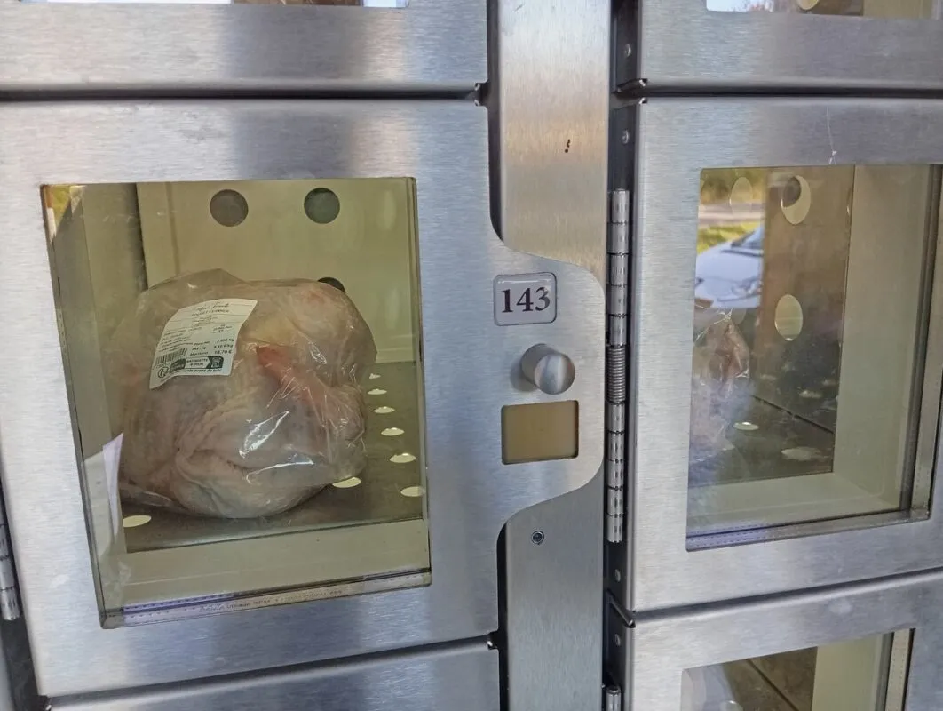 Un poulet prêt à rôtir de la Ferme de Marie-Jeanne proposé dans les casiers libre-service de la SARL