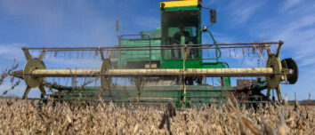 moissonneuse dans un champ de soja en Ukraine