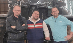 Trois hommes devant un tracteur