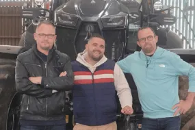 Trois hommes devant un tracteur