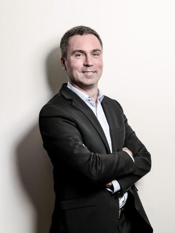 Thomas Lacote, responsable du marché de l’agriculture au Crédit Mutuel de Bretagne, insiste sur l’effet de levier généré par les prêts Inaf. « En ne mobilisant pas d’emblée certaines garanties, l’avenir reste totalement ouvert pour l’exploitant agricole qui peut ensuite les mettre en œuvre pour d’autres projets ». 