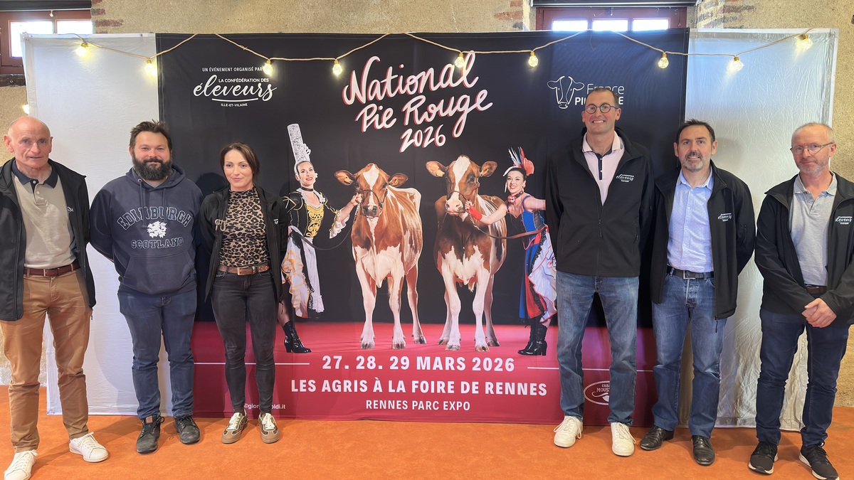 Des personnes posent devant une affiche du concours national bovin de race Pie Rouge - Illustration La Pie Rouge débarque au cabaret