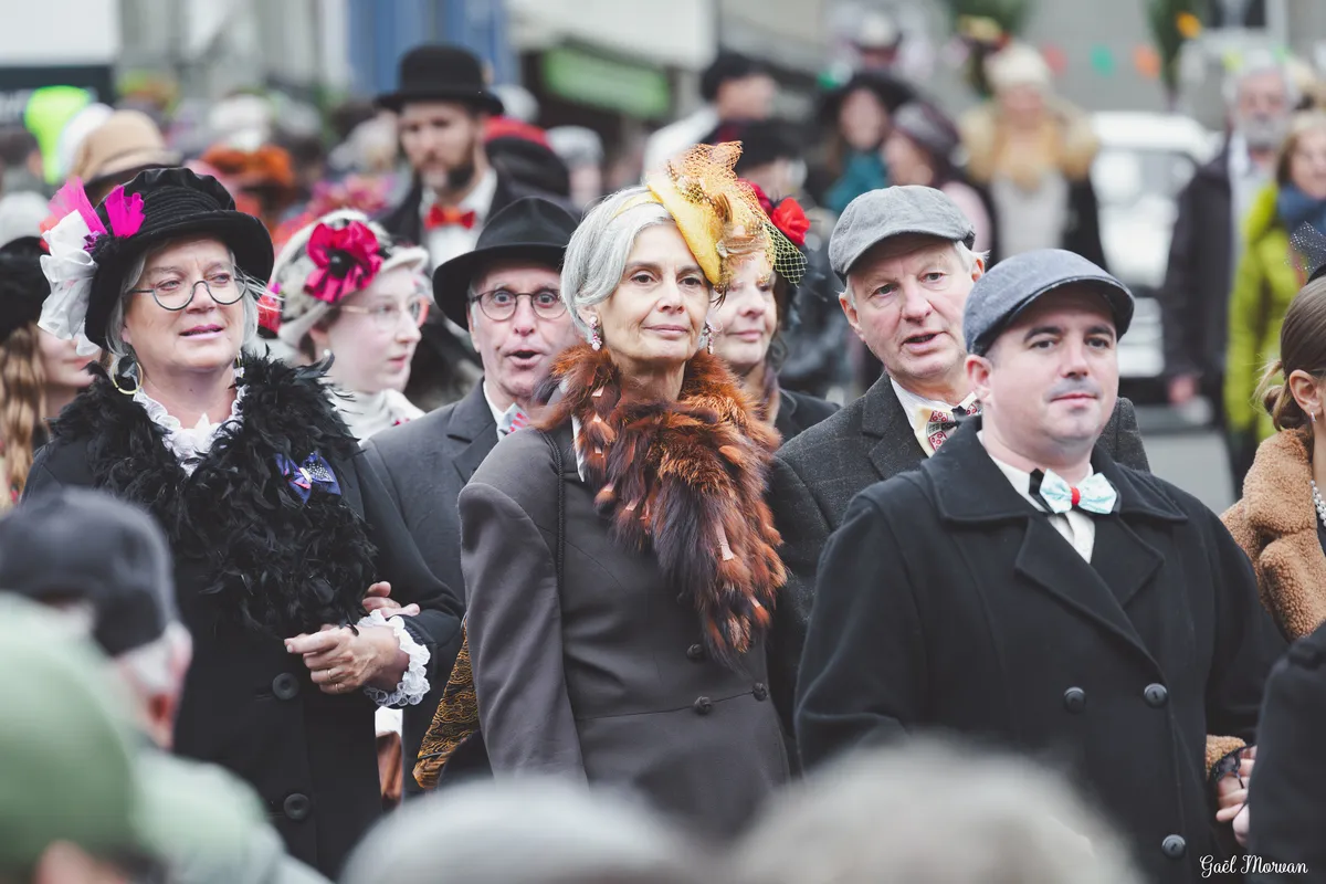 Les défilés en costume d'époque dans le bourg de Quintin