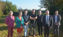 Des personnes posent dans un jardin