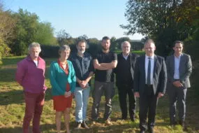 Des personnes posent dans un jardin