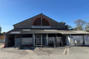 Aperçu d'un abattoir du côté de la réception des animaux