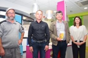 Quatre personnes prennent la pose