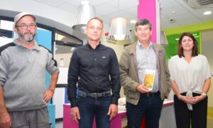 Quatre personnes prennent la pose