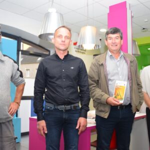 Quatre personnes prennent la pose