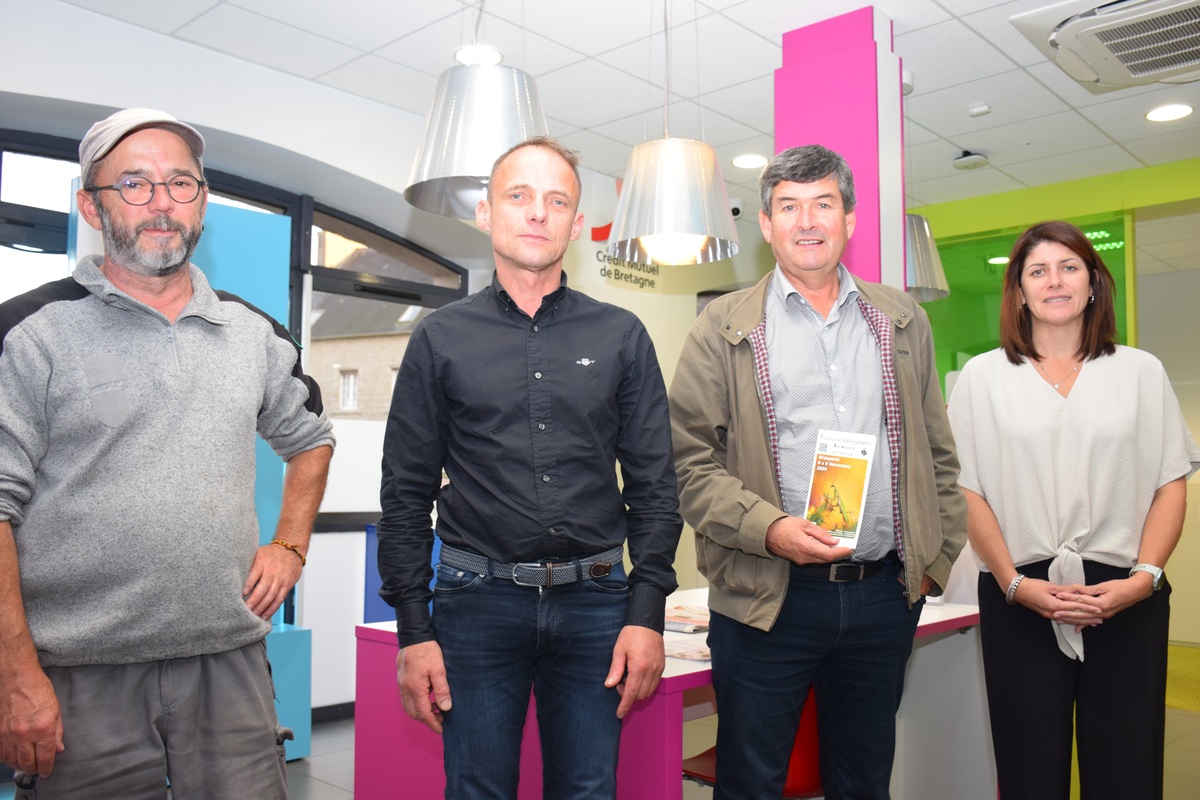 Quatre personnes prennent la pose - Illustration Arrée sur images