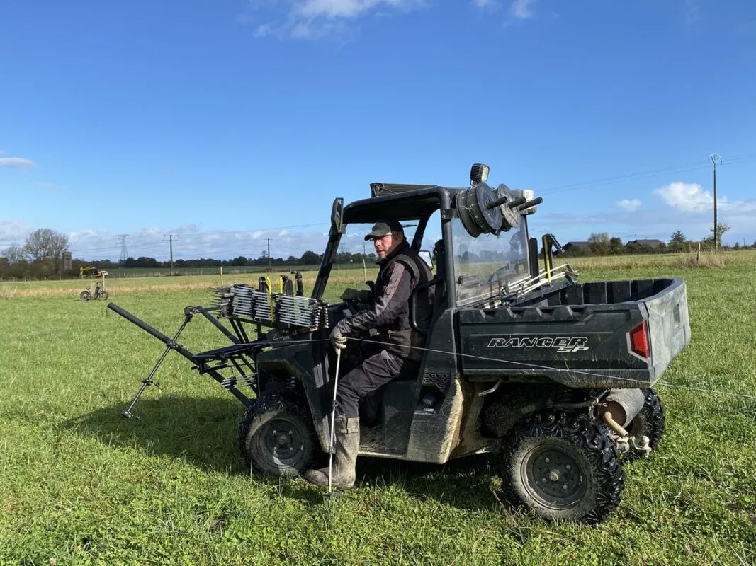 Thomas Fouassier pose rapidement ses clôtures mobiles.