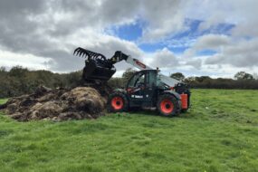 Télescopique Bobcat manipulant du fumier