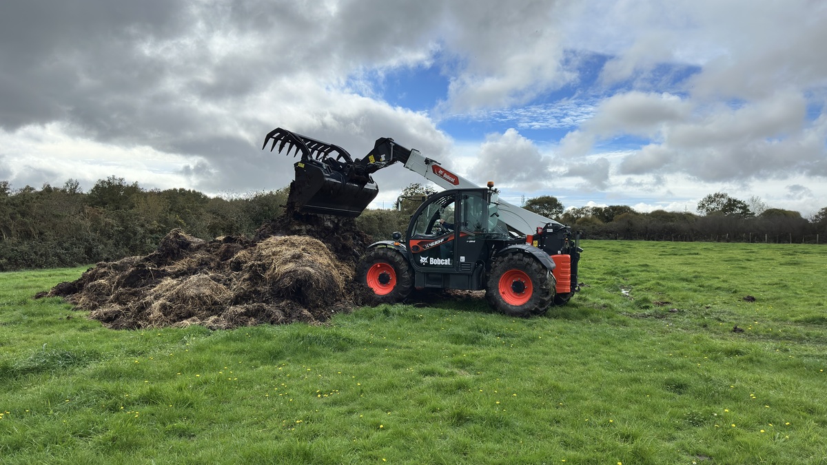 Télescopique Bobcat manipulant du fumier - Illustration Utiliser un téléscopique en Cuma