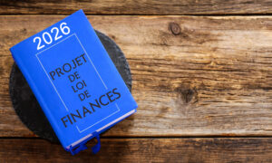 Un livre intitulé projet de loi de finances 2026 posé sur une table en bois