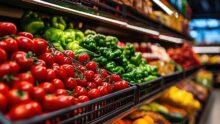 Un rayon de fruits et légumes dans un magasin de grande distribution