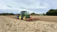 tracteur en train de semer des céréales