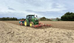 tracteur en train de semer des céréales
