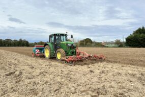 tracteur en train de semer des céréales