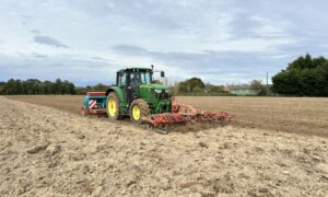 tracteur en train de semer des céréales