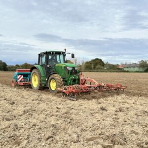 tracteur en train de semer des céréales