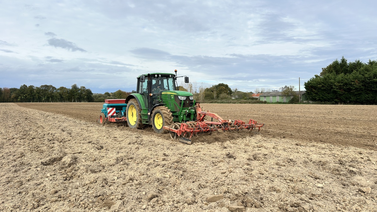 tracteur en train de semer des céréales - Illustration La vidéo de la semaine : Le vibro remplace la herse rotative