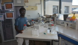 Une personne à côté d'un olfactomètre