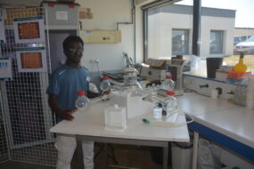 Une personne à côté d'un olfactomètre